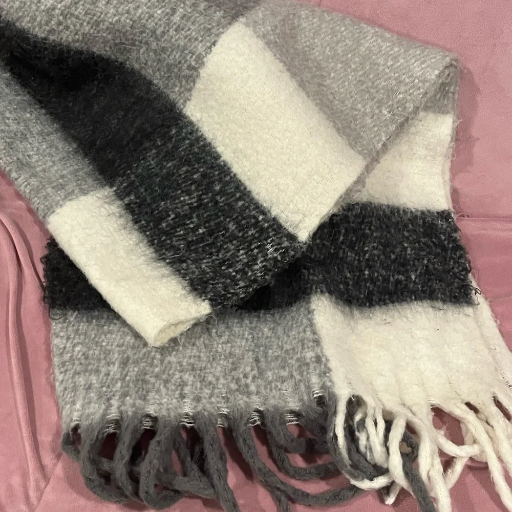 Antonio super fluffy grey plaid scarf